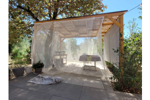 6 avantages de la moustiquaire pergola sur mesure Tranquilisafe