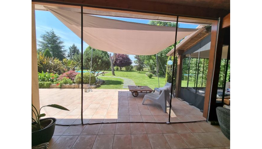 Relaxez-vous sur votre terrasse extérieure grâce aux moustiquaires Tranquilisafe!