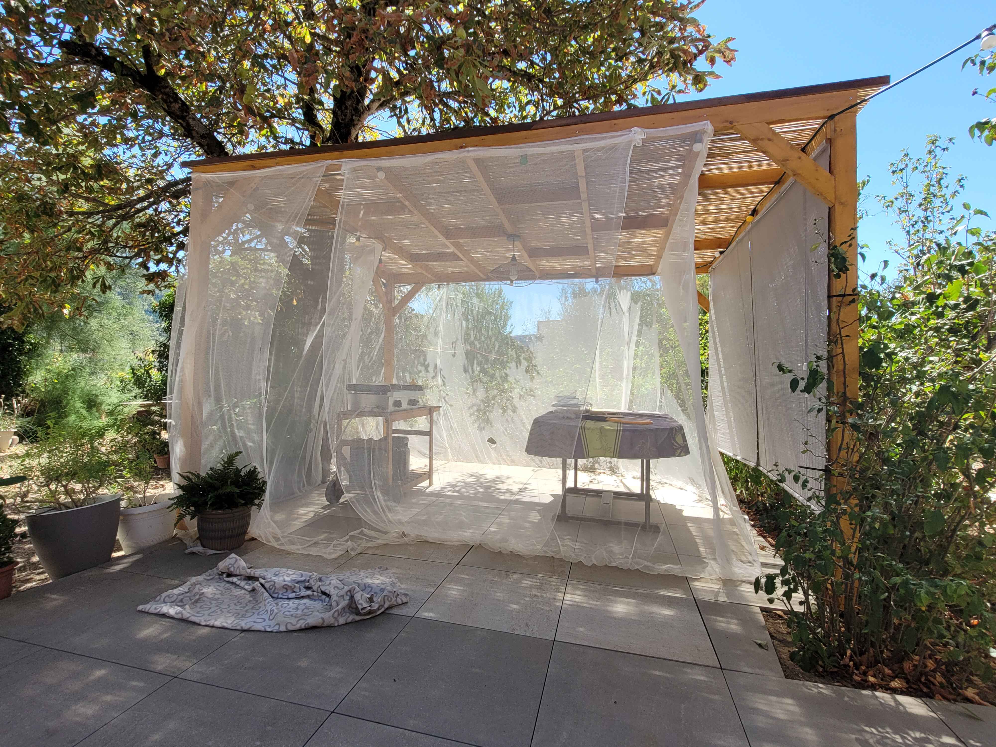 6 avantages de la moustiquaire pergola sur mesure Tranquilisafe