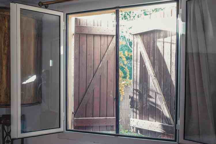 fenêtre ouverte avec  volet en bois et moustiquaire Tranquilisafe