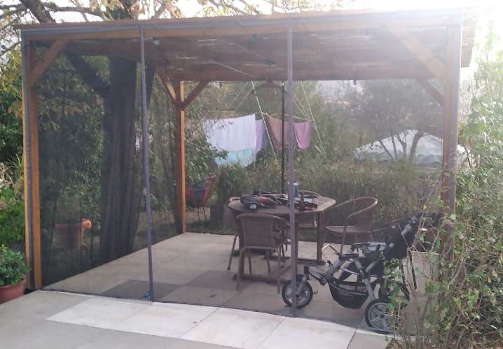 Profitez de votre pergola en toute sérénité avec la moustiquaire Tranquilisafe