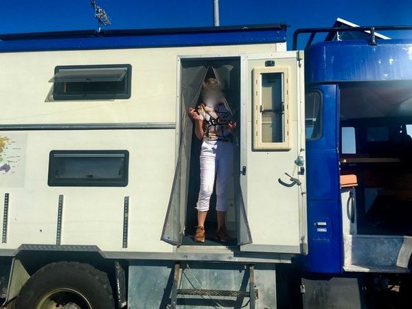 femme se tenant devant une moustiquaire sur-mesure Tranquilisafe sur une porte de camion 